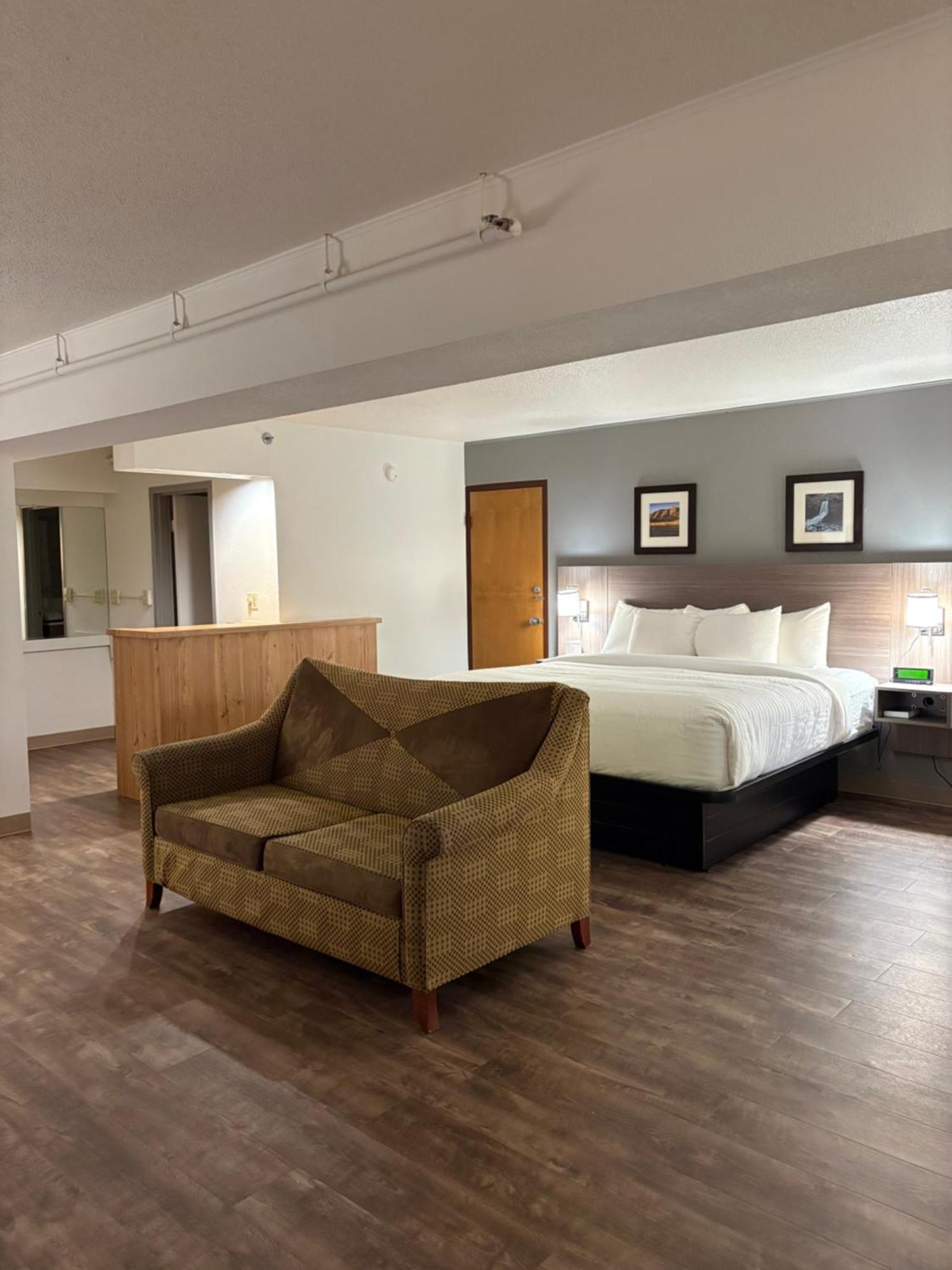 Clarion Inn & Suites And Convention Center Kearney Exteriör bild