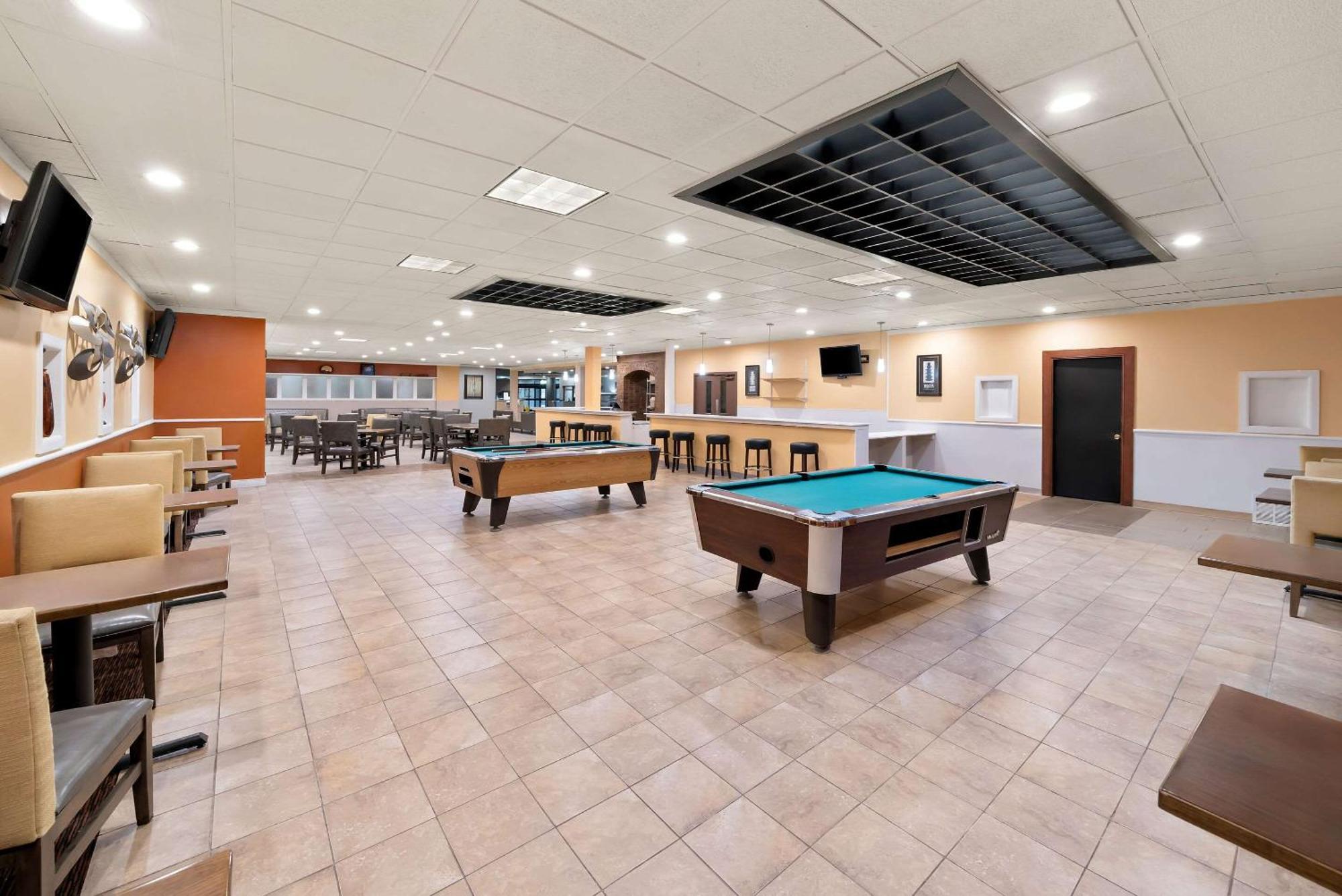 Clarion Inn & Suites And Convention Center Kearney Exteriör bild