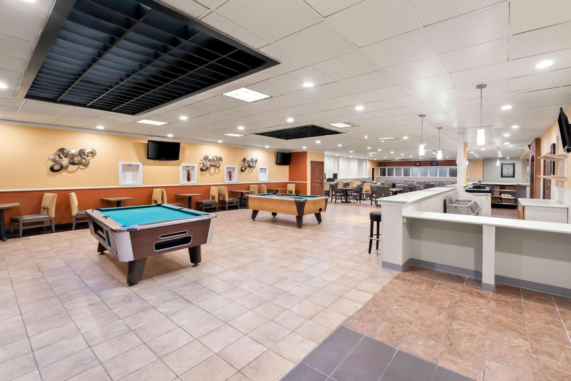 Clarion Inn & Suites And Convention Center Kearney Exteriör bild