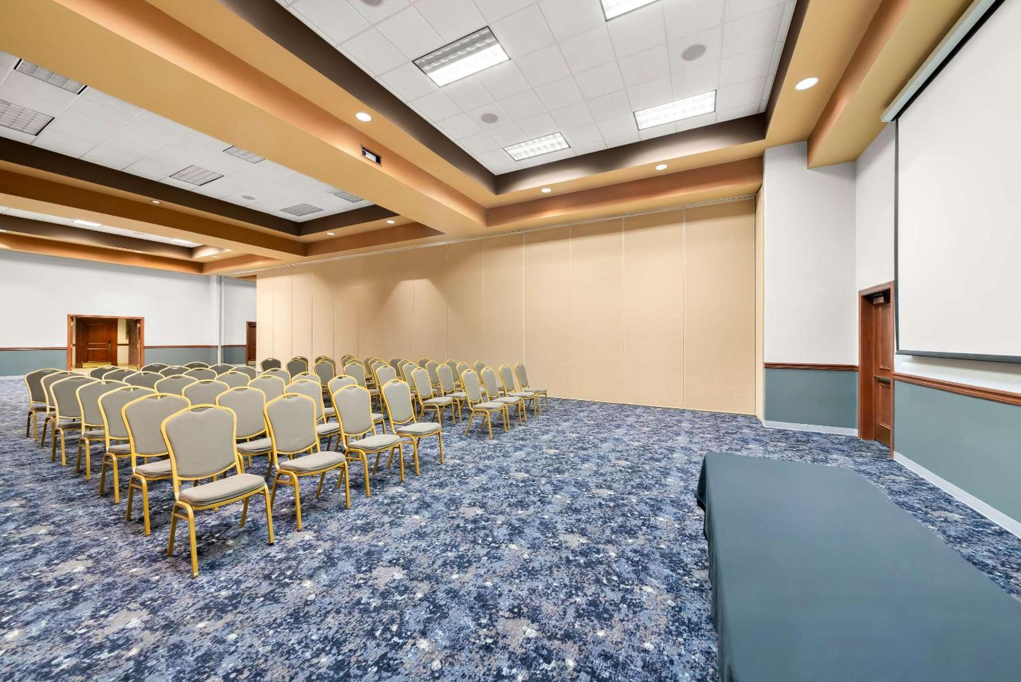 Clarion Inn & Suites And Convention Center Kearney Exteriör bild