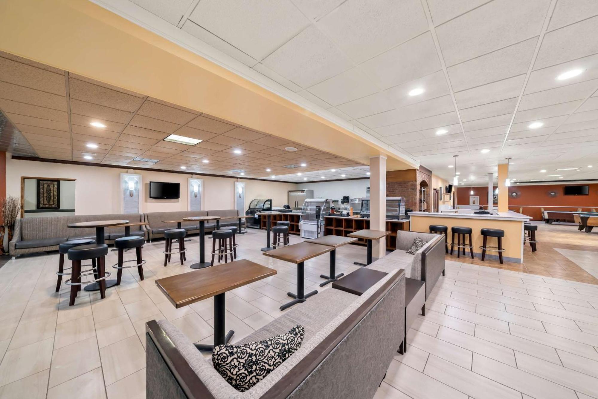 Clarion Inn & Suites And Convention Center Kearney Exteriör bild
