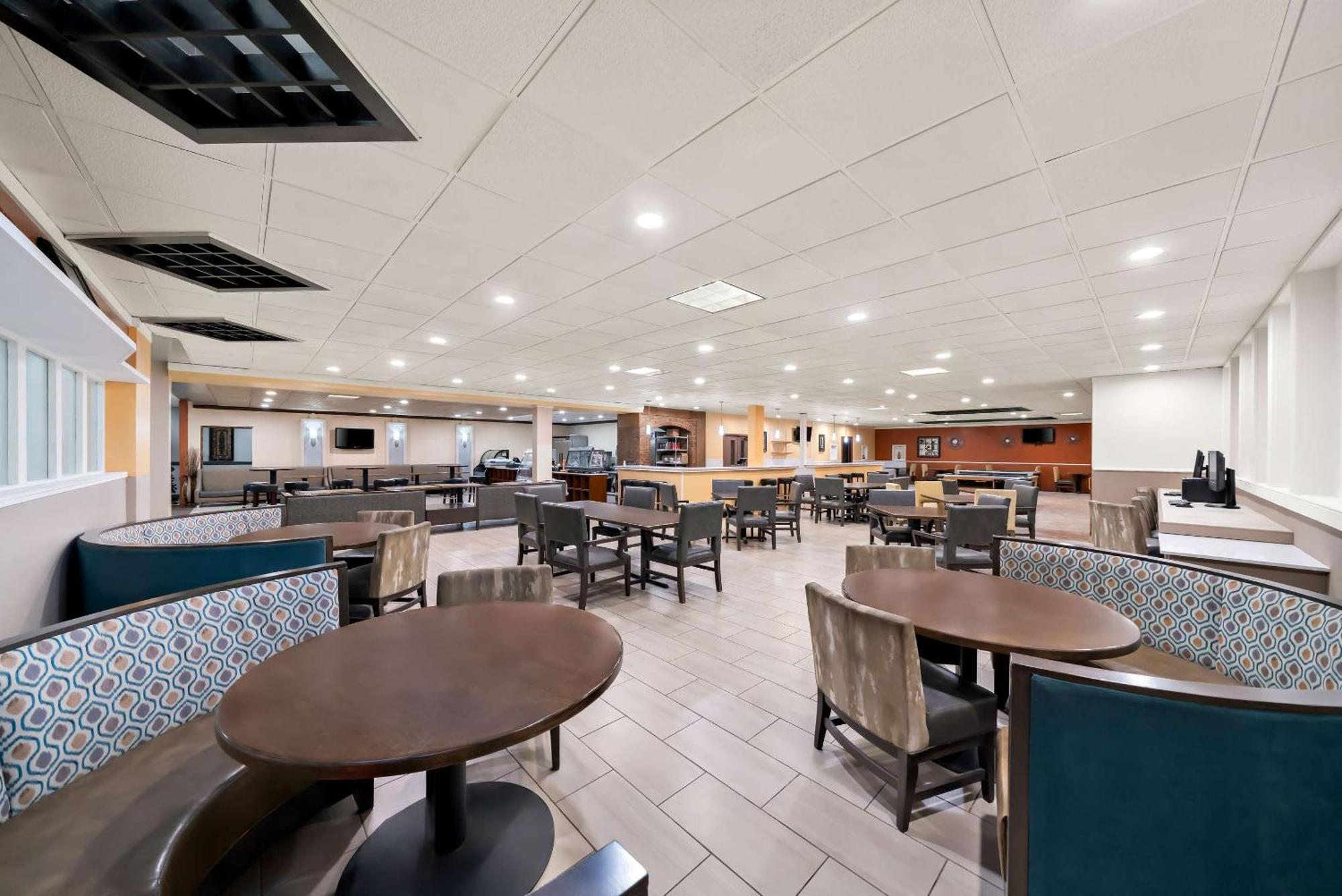 Clarion Inn & Suites And Convention Center Kearney Exteriör bild