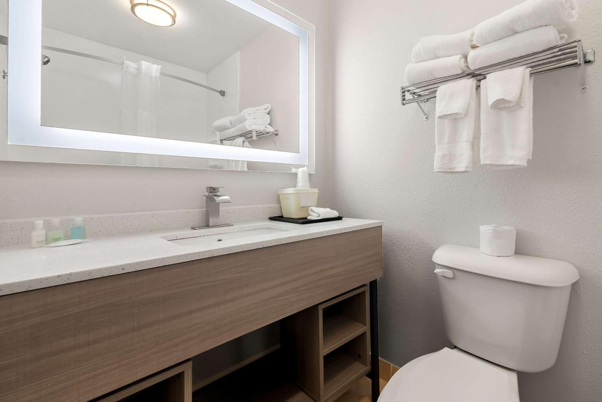 Clarion Inn & Suites And Convention Center Kearney Exteriör bild