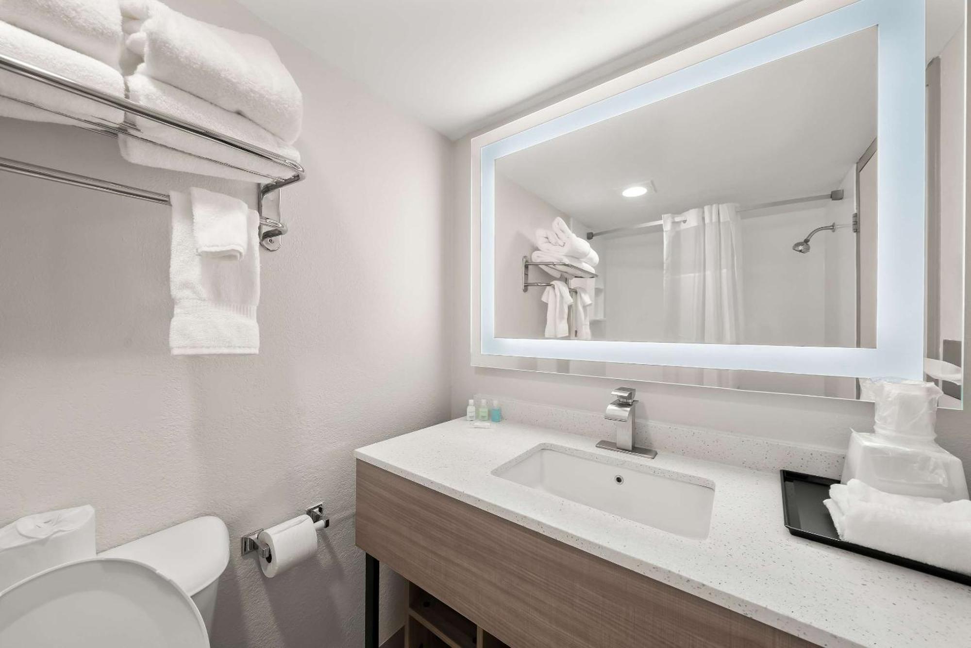 Clarion Inn & Suites And Convention Center Kearney Exteriör bild